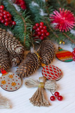 Noel için DIY dekorasyonları. Xmas süslemeleri. Ukrayna bebek motankası, ahşap toplar, kartopu ağacı, koniler ve köknar dallarıyla Noel kompozisyonu. Yeni yıl çevre bilinci olan el yapımı oyuncaklar. İyi tatiller.