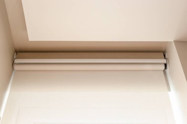 Görüntü, optimum ışık ayarlaması ve mahremiyet için iki katmanlı, otomatik kontrollü, modern bir çift tekerlekli kör sistemi gösteriyor. Gösterişli, minimalist tasarım çağdaş iç mekanları tamamlıyor..