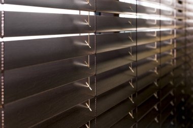 Güneşli bir günde pencereye yakın ahşap kahverengi renk, gerçek detaylı fotoğraf levhaları ve kordon girişini tutan merdiveni gösteriyor..