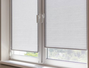 Işık filtreleyen kumaş silindirler pencere kuşaklarına monte edilmiş. Kumaş, gün ışığını korurken yumuşak gölgeleme sağlıyor. Modern iç konfor için paten gözlüğü olarak da bilinir..