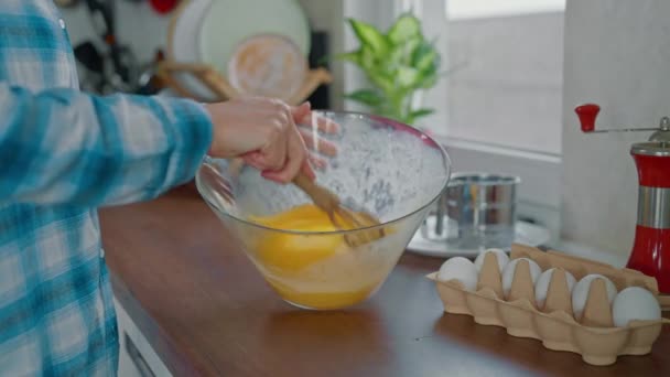 Míchá Ingredience Pro Palačinky Domácí Omeletu Snídani Doma Zpomalený Film — Stock video