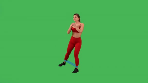Спортивная Женщина Занимающаяся Подтяжками Ног Группы Сопротивления Одета Красный Топ — стоковое видео