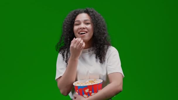Rozradowana Kobieta Kręconymi Długimi Włosami Ubrana Biało Jedząca Popcorn Oglądająca — Wideo stockowe