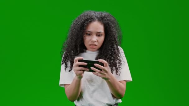 Rozrušený Hráč Kudrnaté Dlouhé Vlasy Oblečené Bílé Tričko Drží Smartphone — Stock video