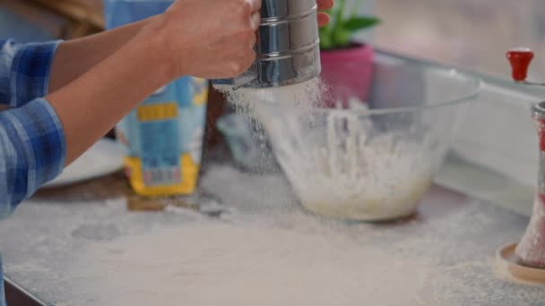 Zbliżenie Strzał Kobieta Posypać Powierzchni Pracy Cienką Warstwą Mąki Slow — Wideo stockowe