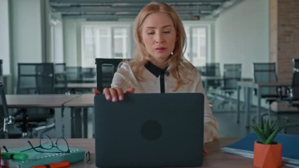 Frontansicht Erschöpfte Geschäftsfrau Dreht Computerkamera Und Leidet Unter Kopfschmerzen Schreibtisch — Stockvideo