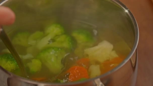 Sopa Cozinha Para Almoço Close Legumes Coloridos Sopa Quente Saudável — Vídeo de Stock