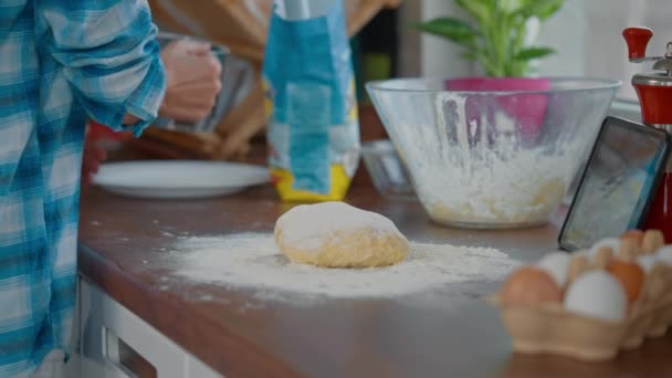 面包师的女性手在家厨房里在木制表面上涂粗粉慢动作烘焙饼干或面包 — 图库视频影像