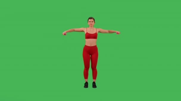 积极运动的女运动员 身穿红色上衣 穿着运动鞋 在绿屏工作室中被隔离 — 图库视频影像