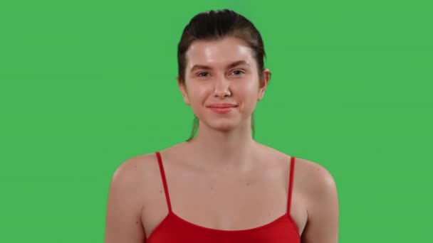 Portrét Mladá Šťastná Žena Hledá Kamera Ukazující Palec Nahoru Pozitivní — Stock video