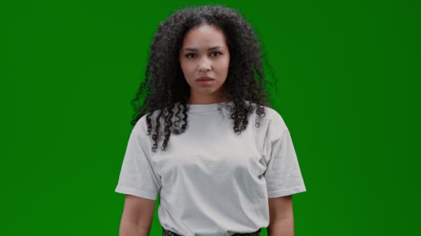 Žena Kudrnatými Dlouhými Vlasy Vypadá Vážně Ukazuje Gesto Ruky Zastavit — Stock video