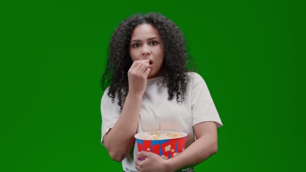 Rémült Göndör Hosszú Haj Öltözött Fehér Tee Eszik Popcorn Néz — Stock videók