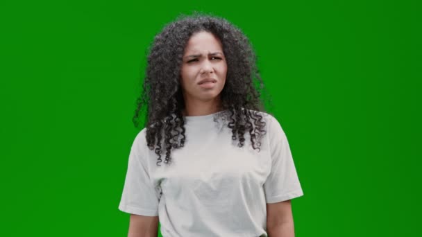 Загадочная Невежественная Женщина Почесывающая Голову Выражает Недопонимание Изолированное Зеленом Экране — стоковое видео