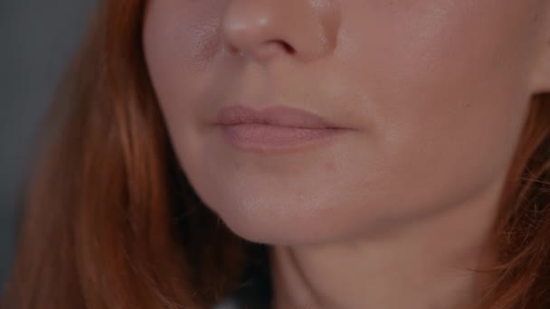 Zblízka Tvář Nepoznatelná Žena Rudými Vlasy Šťastný Úsměv Ukazující Bílé — Stock video