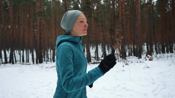 Läufer Training Ausdauer Ausdauertraining Joggen Auf Schnee Straße Frau Bekleidet — Stockvideo