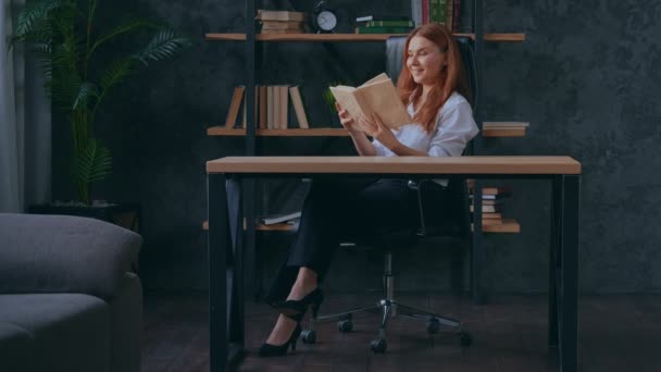 Rothaarige Erwachsene Frau Die Ihrer Wohnung Bücher Liest Trägt Elegantes — Stockvideo