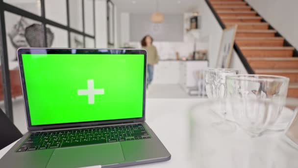 Стіл Ноутбуком Зелений Екран Інтер Кухні Фоні Щаслива Жінка Піднімається — стокове відео