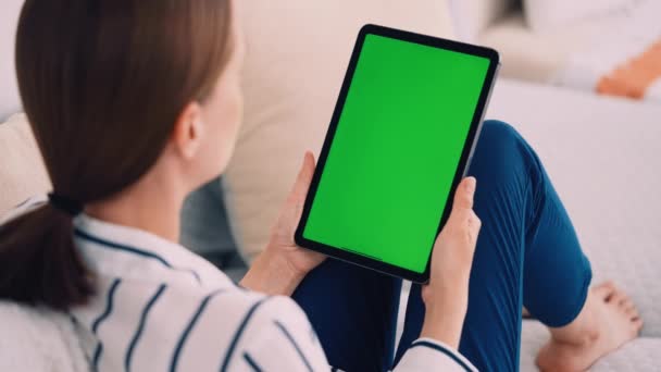 Brunette Lady Sitting Sofa Holding Digital Tablet Vertical Tap Green — Wideo stockowe