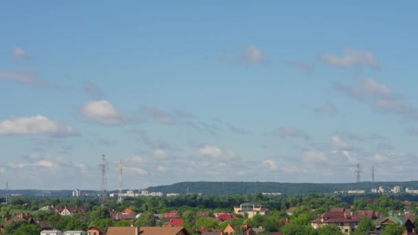 夏天过去了 蓝天中的云彩在乡村风景中飘扬 — 图库视频影像