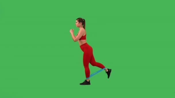 Aktive Sportliche Frau Tritt Fuß Hinten Mit Stretchband Gekleidet Rotes — Stockvideo