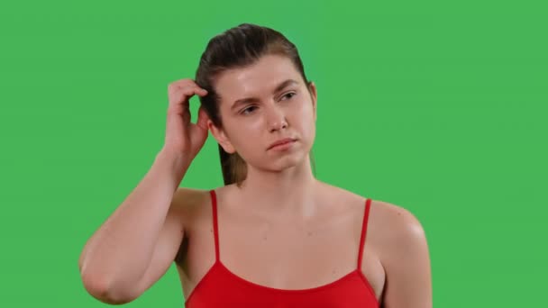 Kırmızı Elbiseli Şüpheli Genç Bir Kadın Yeşil Ekran Izole Edilmiş — Stok video