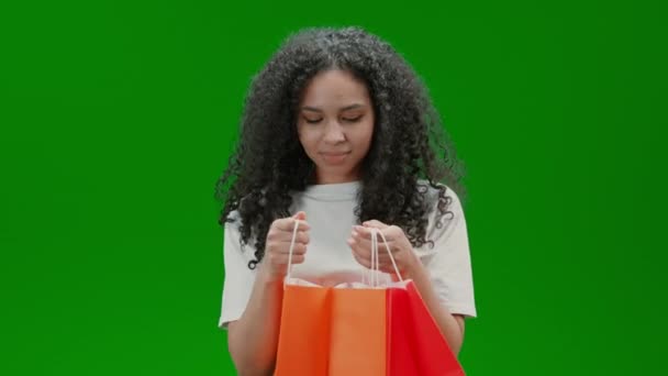 Heyecanlı Kıvırcık Saçlı Beyaz Gömlekli Renkli Çantalar Açan Mutlu Yeşil — Stok video