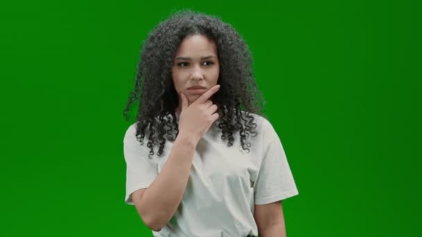 Uzun Kıvırcık Saçlı Beyaz Gömlekli Düşünceli Bir Kadın Yeşil Ekranda — Stok video