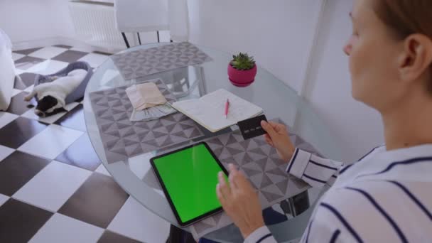 Vrouw Met Creditcard Met Behulp Van Digitale Tablet Met Groen — Stockvideo