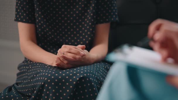 Беспокойная Женщина Рассказывает Проблемах Браком Трогать Брак Кольцо Консультаций Психотерапевтом — стоковое видео