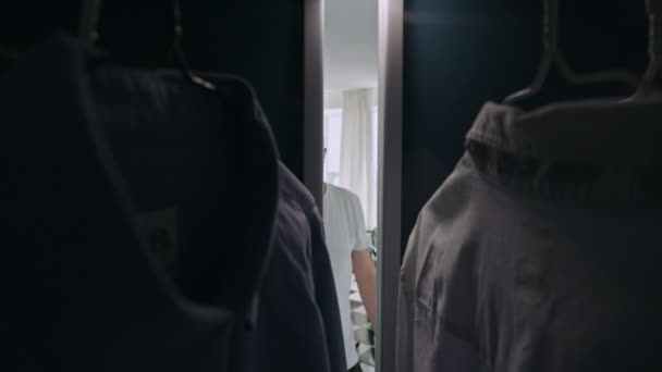 Homme Joyeux Ouvrir Les Portes Garde Robe Choisir Des Vêtements — Video