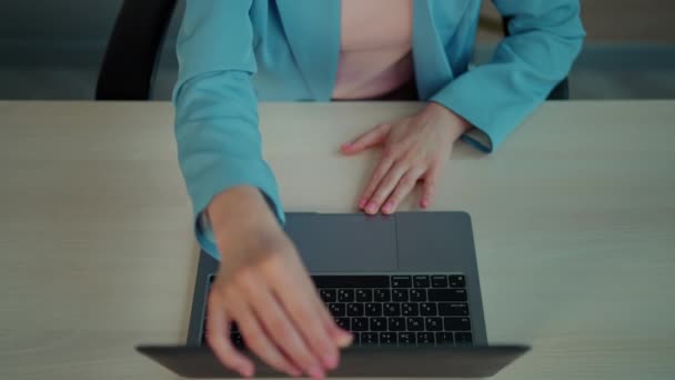 Zbliżenie Businesswoman Niebieskiej Kurtce Siedzi Przy Biurku Wpisując Laptopie Klawiatury — Wideo stockowe