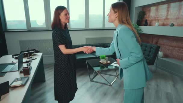 Pertemuan Bisnis Kantor Brunette Wanita Datang Untuk Wawancara Kerja Ramah — Stok Video