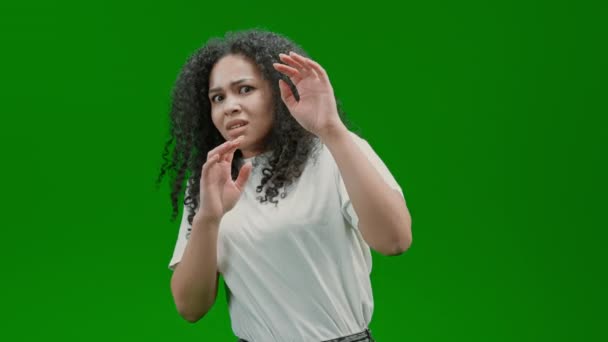 Vystrašená Žena Kudrnatými Dlouhými Vlasy Oblečená Bílá Košile Vyjádřit Strach — Stock video