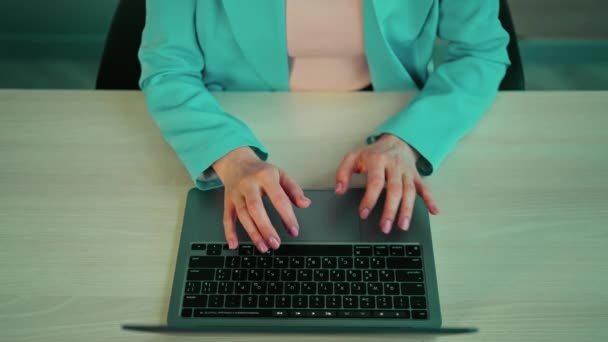 Zbliżenie Kobieta Siedzi Przy Biurko Wpisując Klawiaturze Wykończenie Projekt Wyłączyć — Wideo stockowe