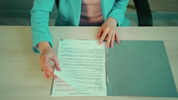 Femeie Afaceri Care Stă Birou Citind Stiloul Înainte Semna Documente — Videoclip de stoc