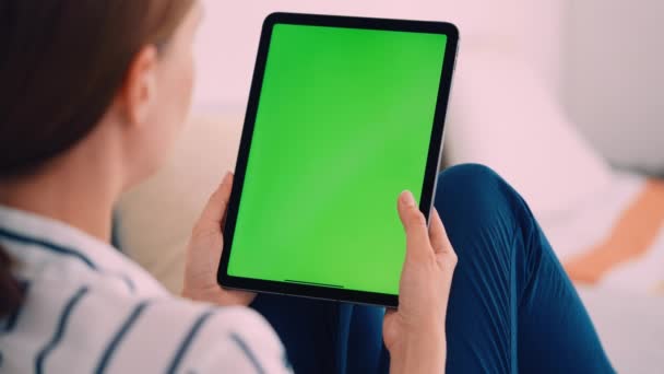 Primer Plano Mujer Sosteniendo Tableta Digital Desplazamiento Vertical Pantalla Verde — Vídeos de Stock