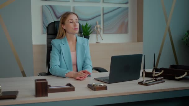 女性採用担当者が2人の女性が机の上に座り — ストック動画