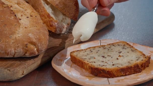 クローズアップショット伝統的な朝食スプレッドクリームチーズパンスローモーション — ストック動画