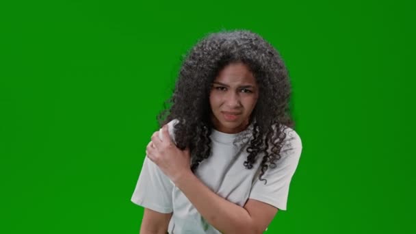 Žena Kudrnatými Dlouhými Vlasy Oblečená Bílá Košile Trpí Bolestí Ramene — Stock video