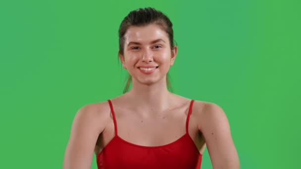 Vrouw Tillen Dumbells Voor Sterke Armen Gekleed Rode Top Sport — Stockvideo