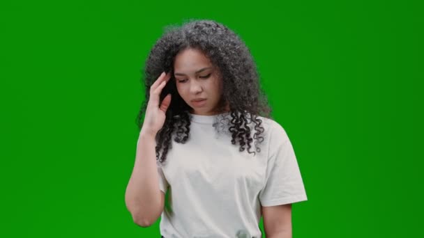 Žena Kudrnatými Dlouhými Vlasy Oblečená Bílá Košile Vyjadřující Váhání Cítí — Stock video