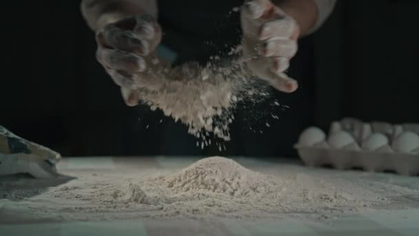 Man Sprider Mjöl Bordet Slow Motion Kock Matlagning Pizza Handgjort — Stockvideo