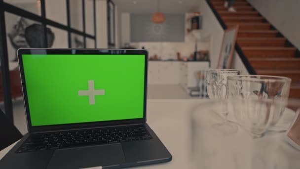 Laptop Med Isolerad Grön Skärm Bordet Kök Interiör Bakgrunden Glad — Stockvideo