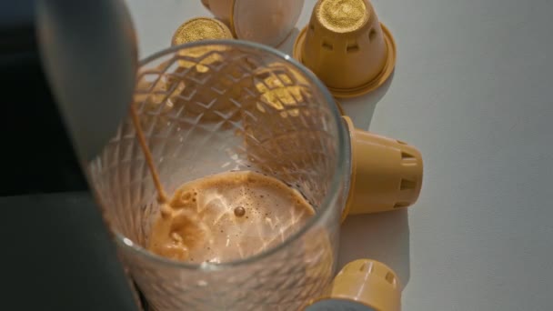 Кофеварка Делает Горячий Черный Напиток Прозрачном Стекле Желтые Капсулы Замедленного — стоковое видео