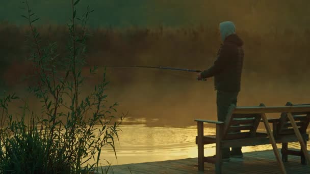 Pescatore Tenendo Asta Fiume Avvolto Nella Foschia Alba Autunno Natura — Video Stock