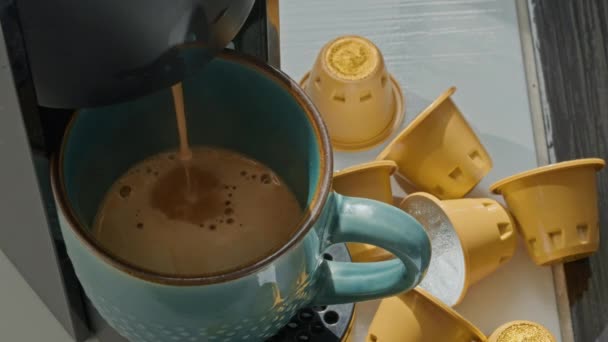 Cerrar Máquina Café Hace Que Bebida Caliente Espresso Vierta Taza — Vídeos de Stock