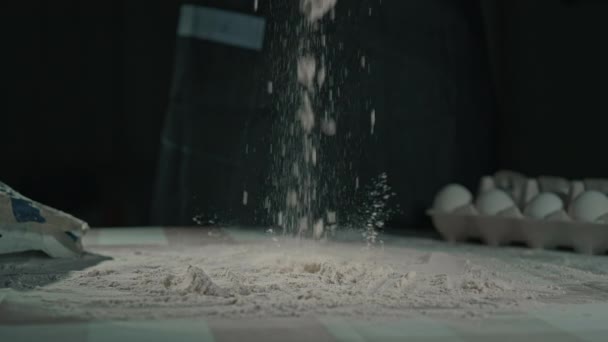 Mąka Spada Stół Powolny Ruch Domowej Roboty Piekarz Pieczenia Ciasta — Wideo stockowe