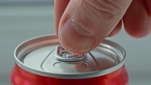 Close Detalhes Homem Abre Lata Bebida Câmera Lenta Refrescante Soda — Vídeo de Stock
