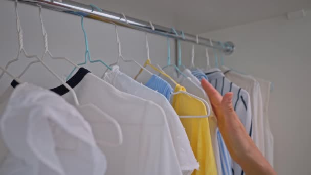 女售货员在衣橱里摸着鲜活的衣服 展示各种服装 — 图库视频影像