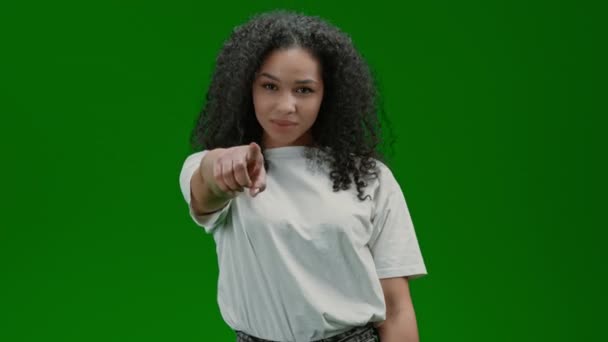 Přátelská Žena Kudrnatými Dlouhými Vlasy Oblečená Bílá Košile Ukazující Gesto — Stock video